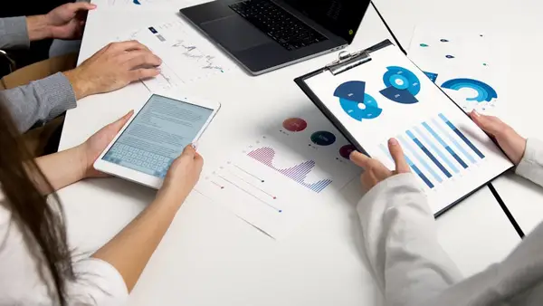 forretningsmann analyserer data